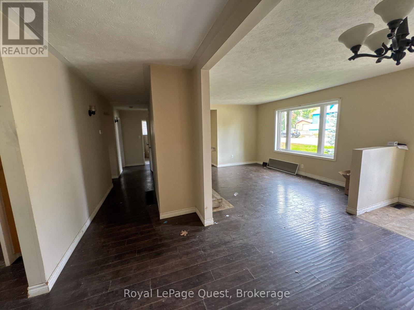 Photo 4 of 231 Barnett Avenue, Midland ON