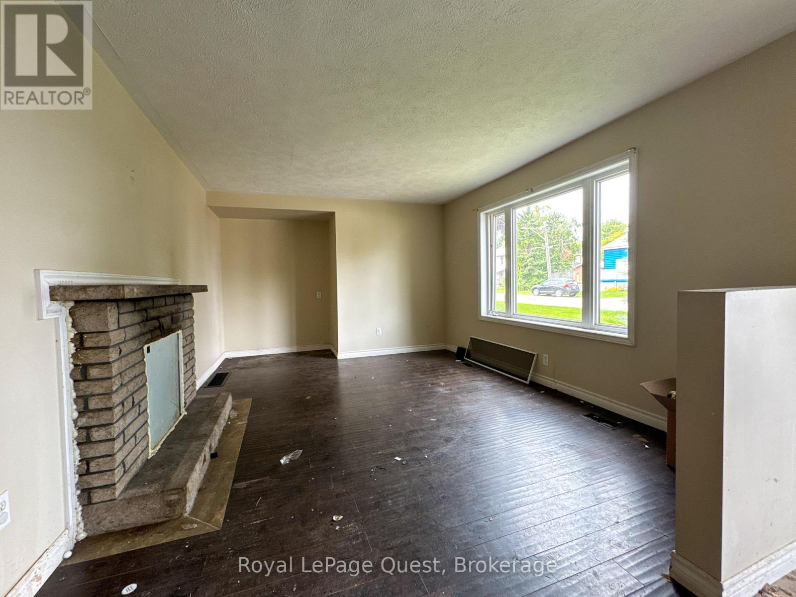 Photo 5 of 231 Barnett Avenue, Midland ON