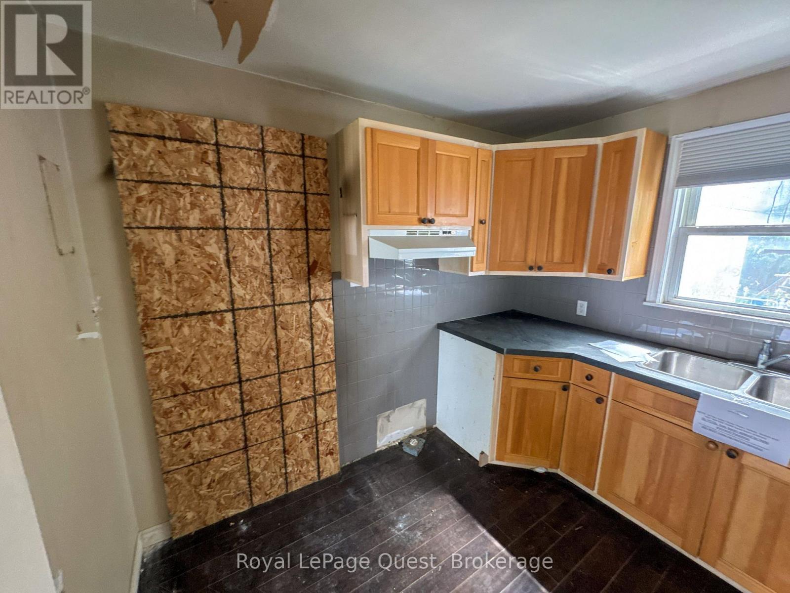 Photo 7 of 231 Barnett Avenue, Midland ON