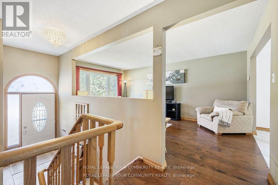 Photo 11 of 69 Wood Crescent, Bradford West Gwillimbury ON