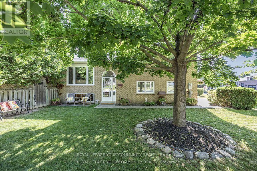 Photo 3 of 69 Wood Crescent, Bradford West Gwillimbury ON
