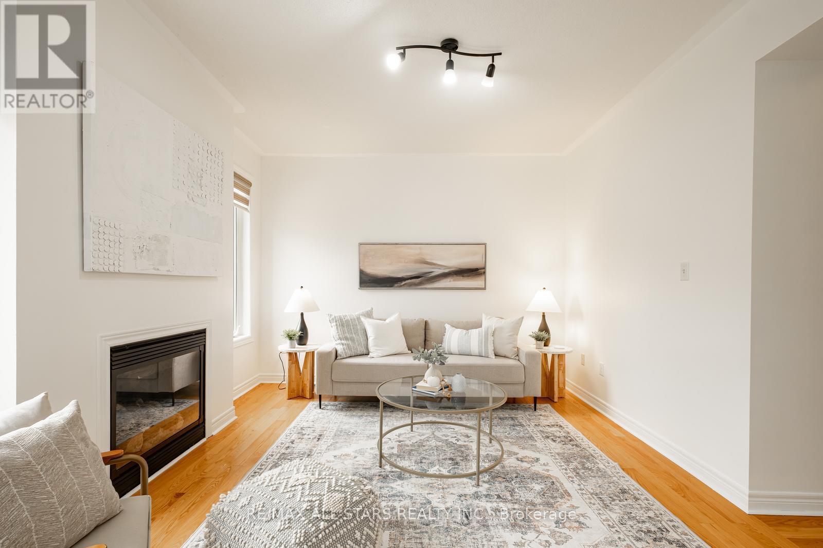 Photo 11 of 69 Mantle Avenue, Whitchurchstouffville ON
