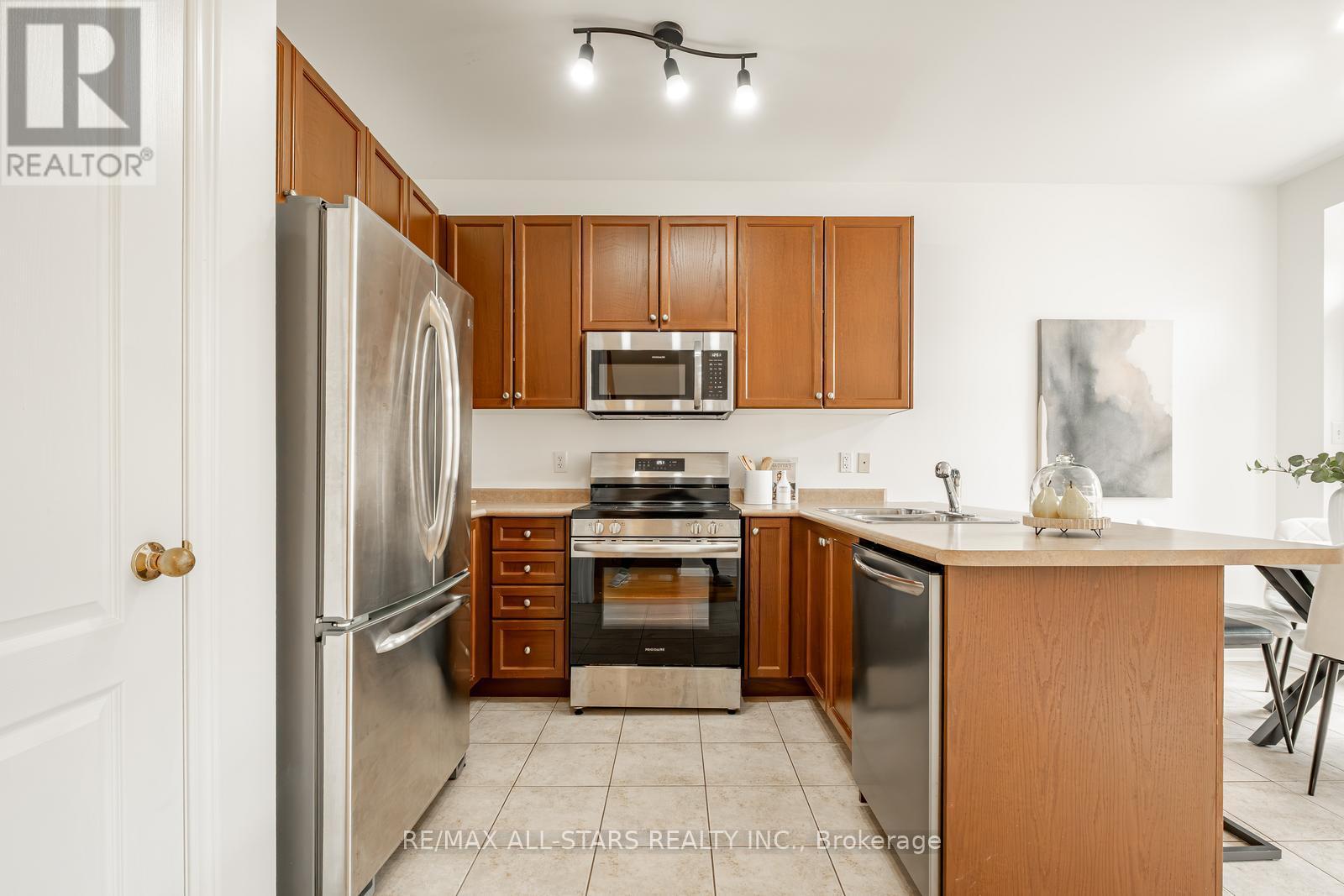 Photo 20 of 69 Mantle Avenue, Whitchurchstouffville ON