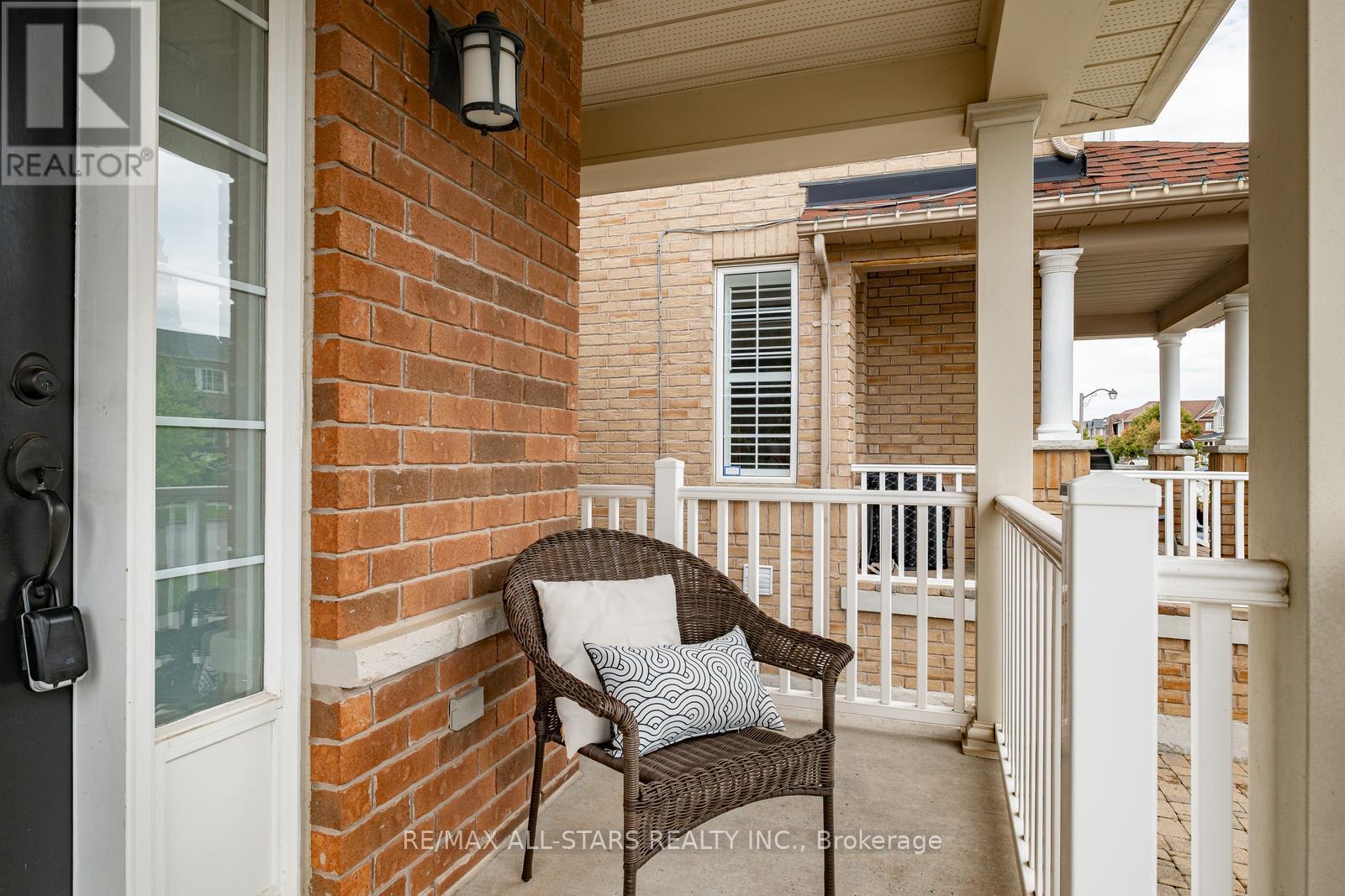 Photo 4 of 69 Mantle Avenue, Whitchurchstouffville ON