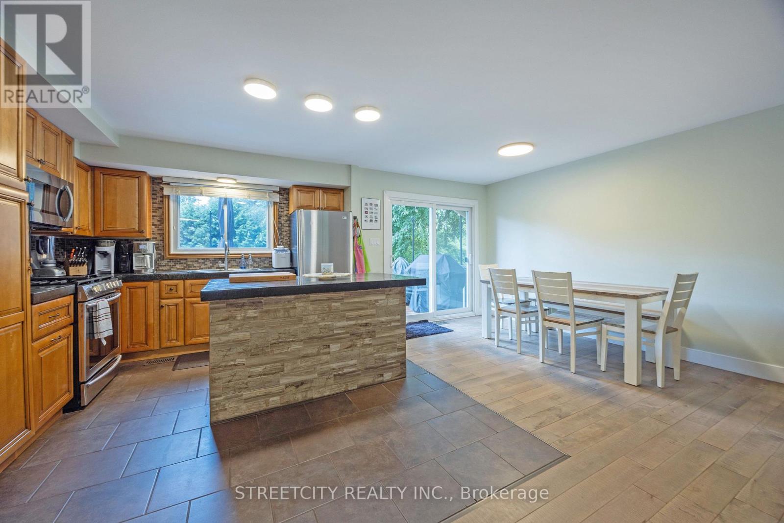Photo 10 of 747 Westbury Crescent, London South ON