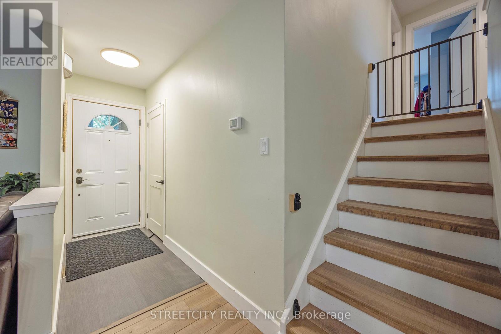Photo 4 of 747 Westbury Crescent, London South ON