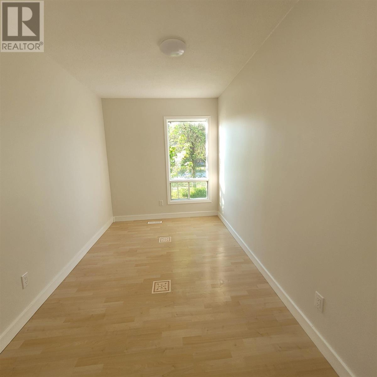 Photo 13 of 39 Poplar Ave, Marathon ON