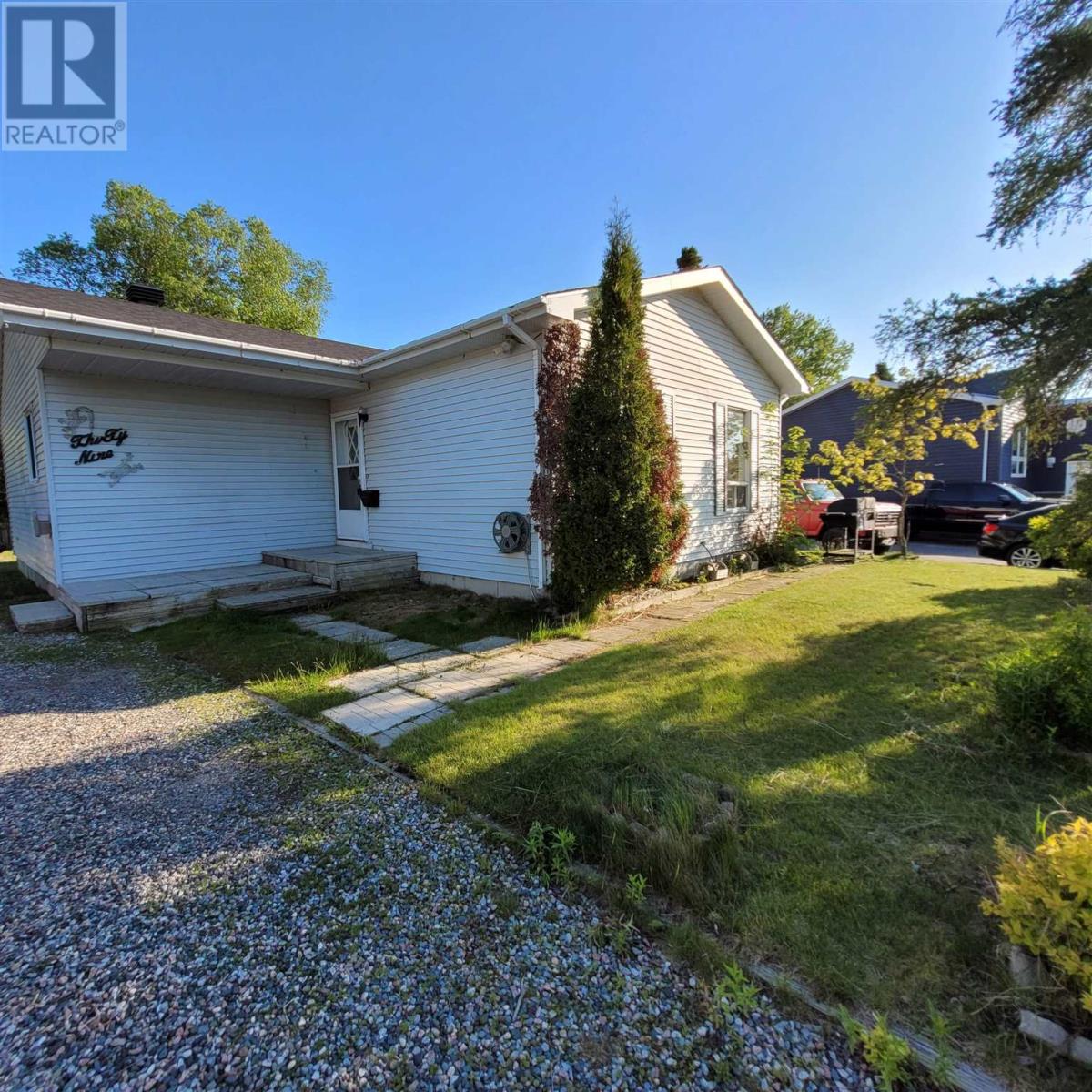 Photo 2 of 39 Poplar Ave, Marathon ON