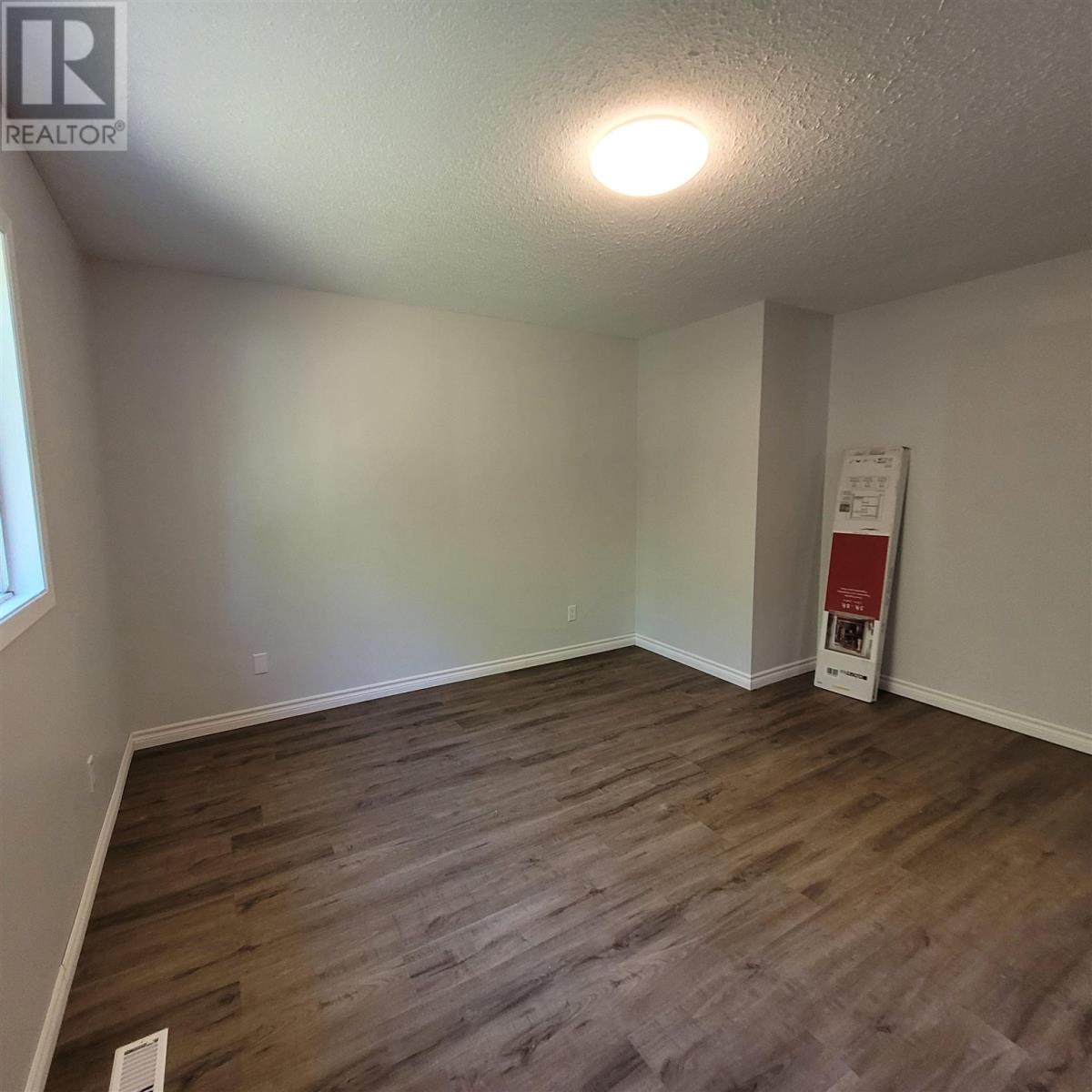 Photo 23 of 39 Poplar Ave, Marathon ON