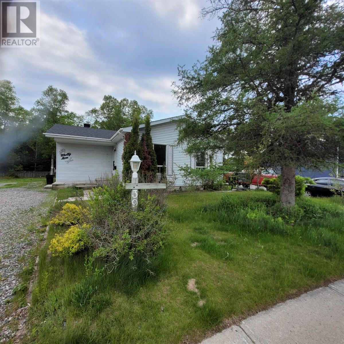 Photo 3 of 39 Poplar Ave, Marathon ON