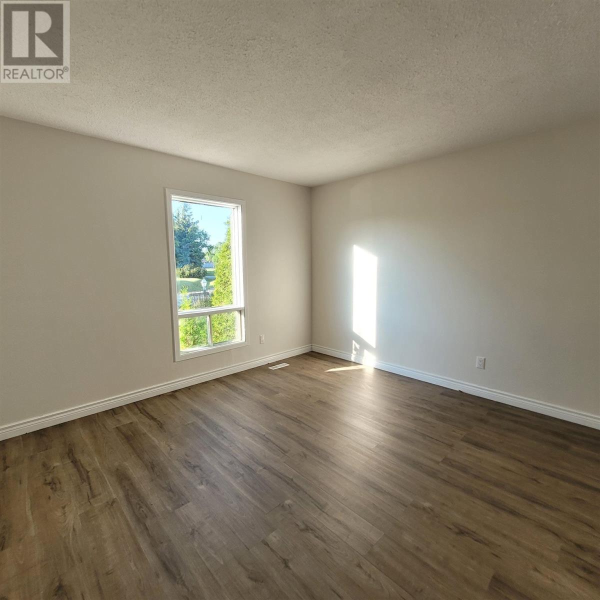 Photo 5 of 39 Poplar Ave, Marathon ON