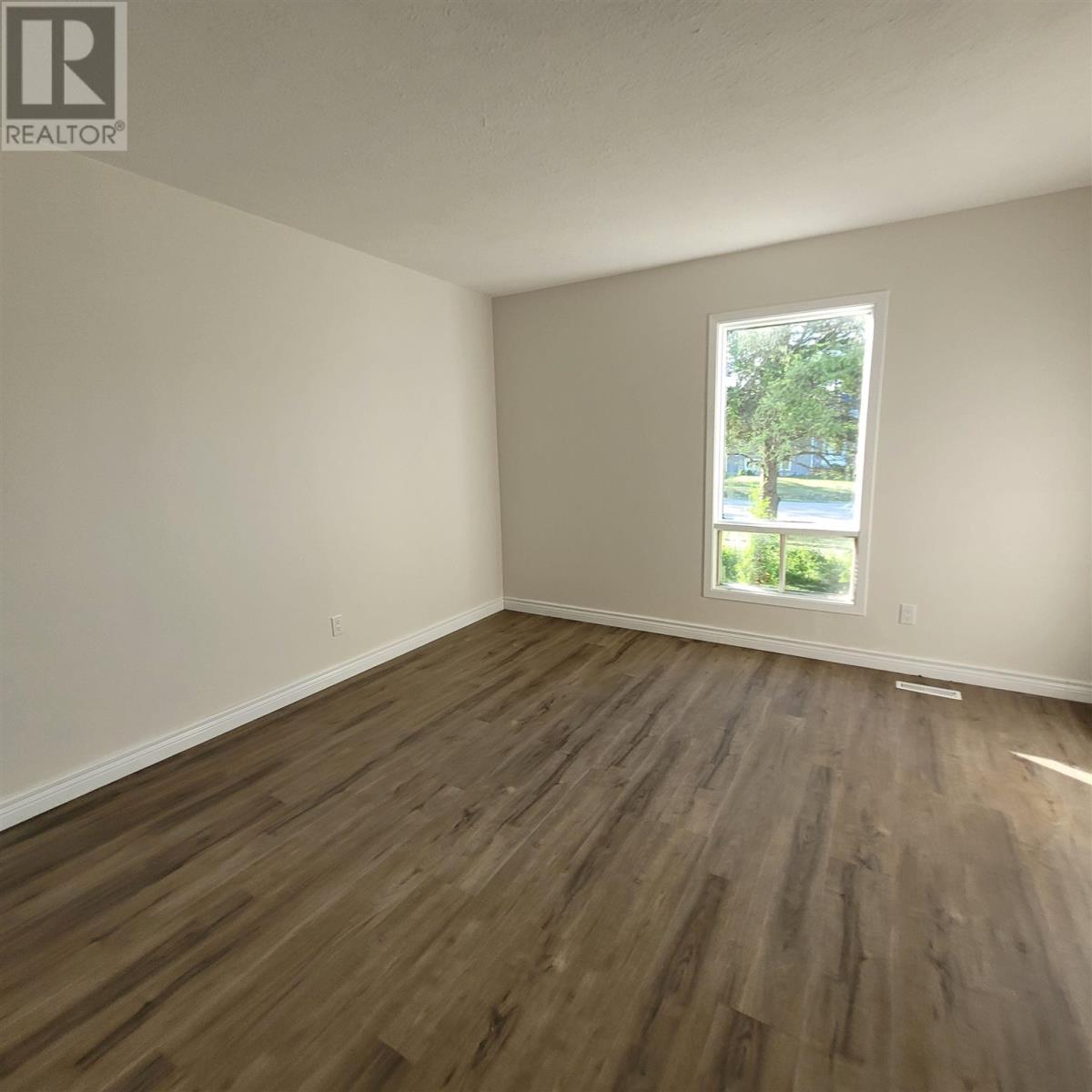 Photo 6 of 39 Poplar Ave, Marathon ON