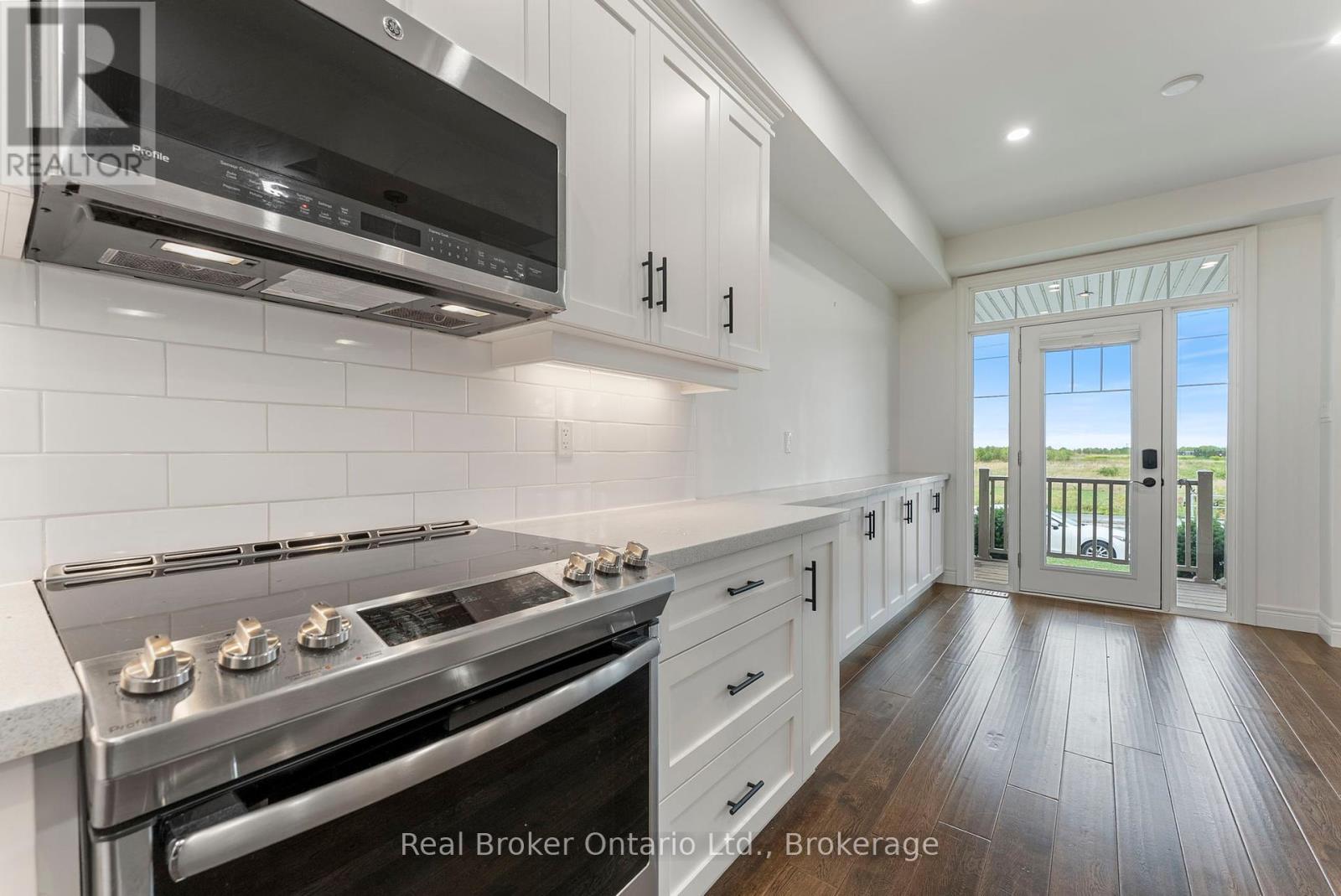 Photo 11 of 86 Dunrobin Lane, Grimsby ON