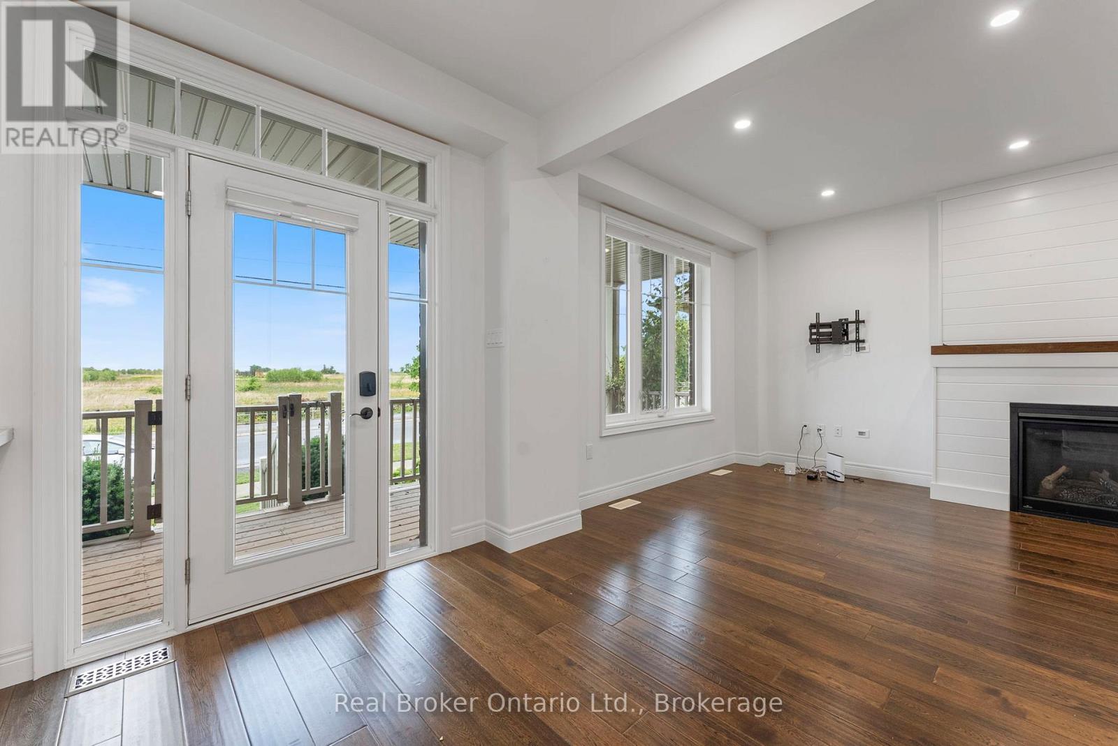 Photo 12 of 86 Dunrobin Lane, Grimsby ON