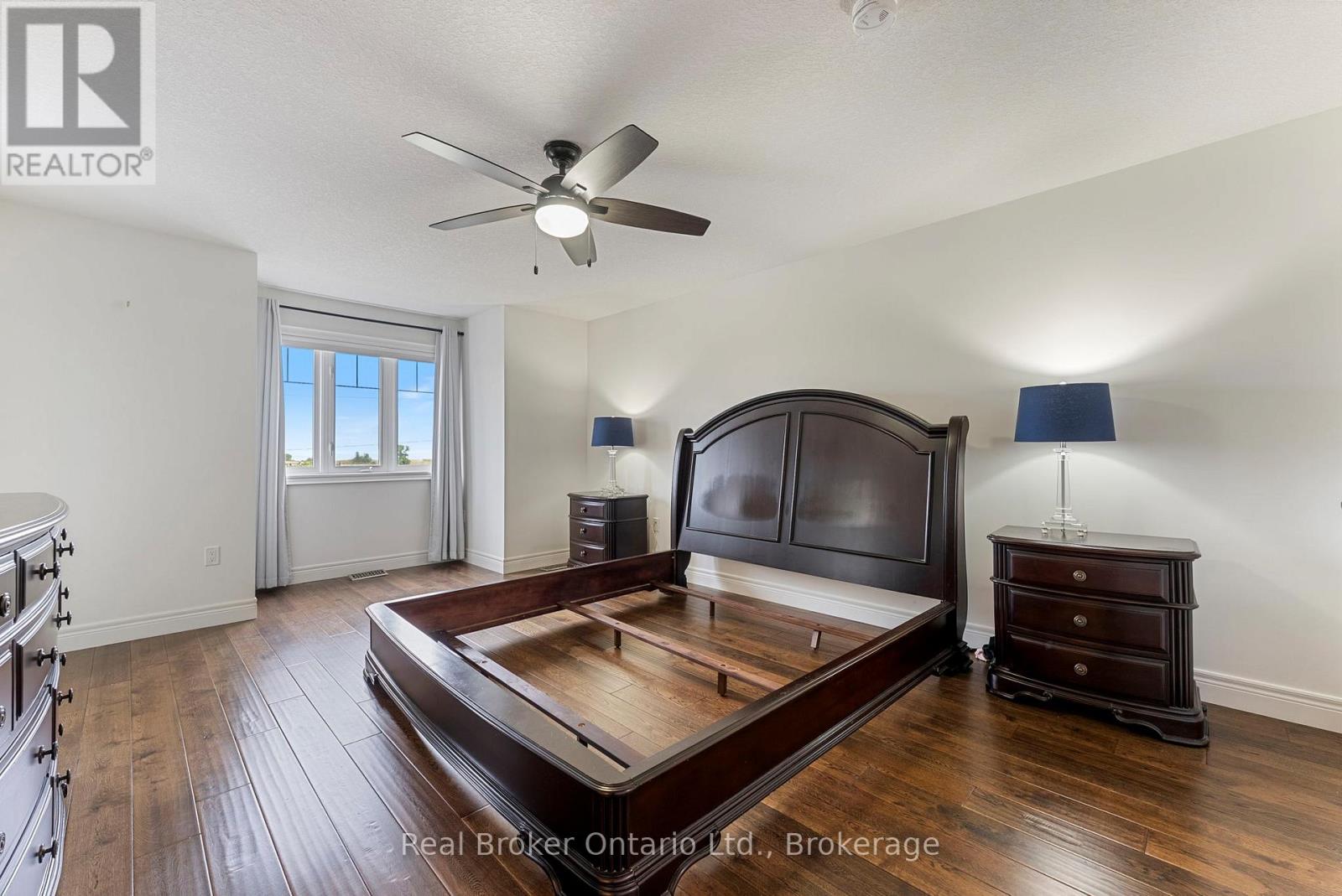 Photo 16 of 86 Dunrobin Lane, Grimsby ON