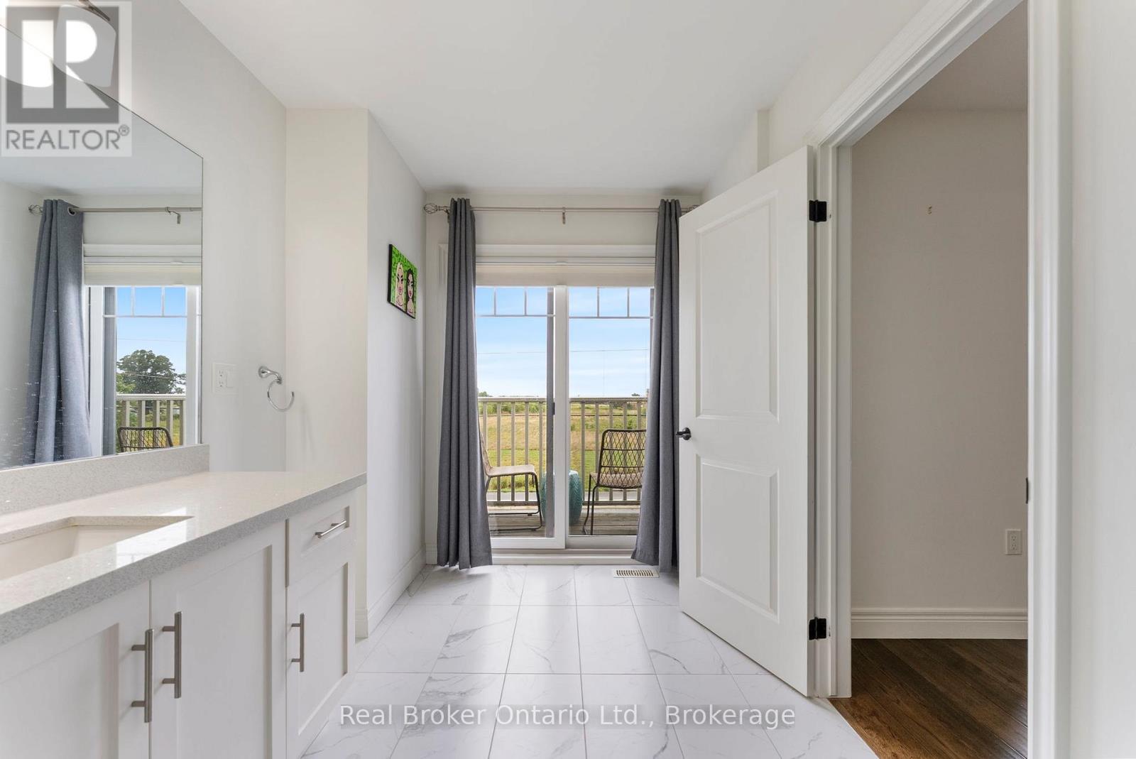 Photo 19 of 86 Dunrobin Lane, Grimsby ON