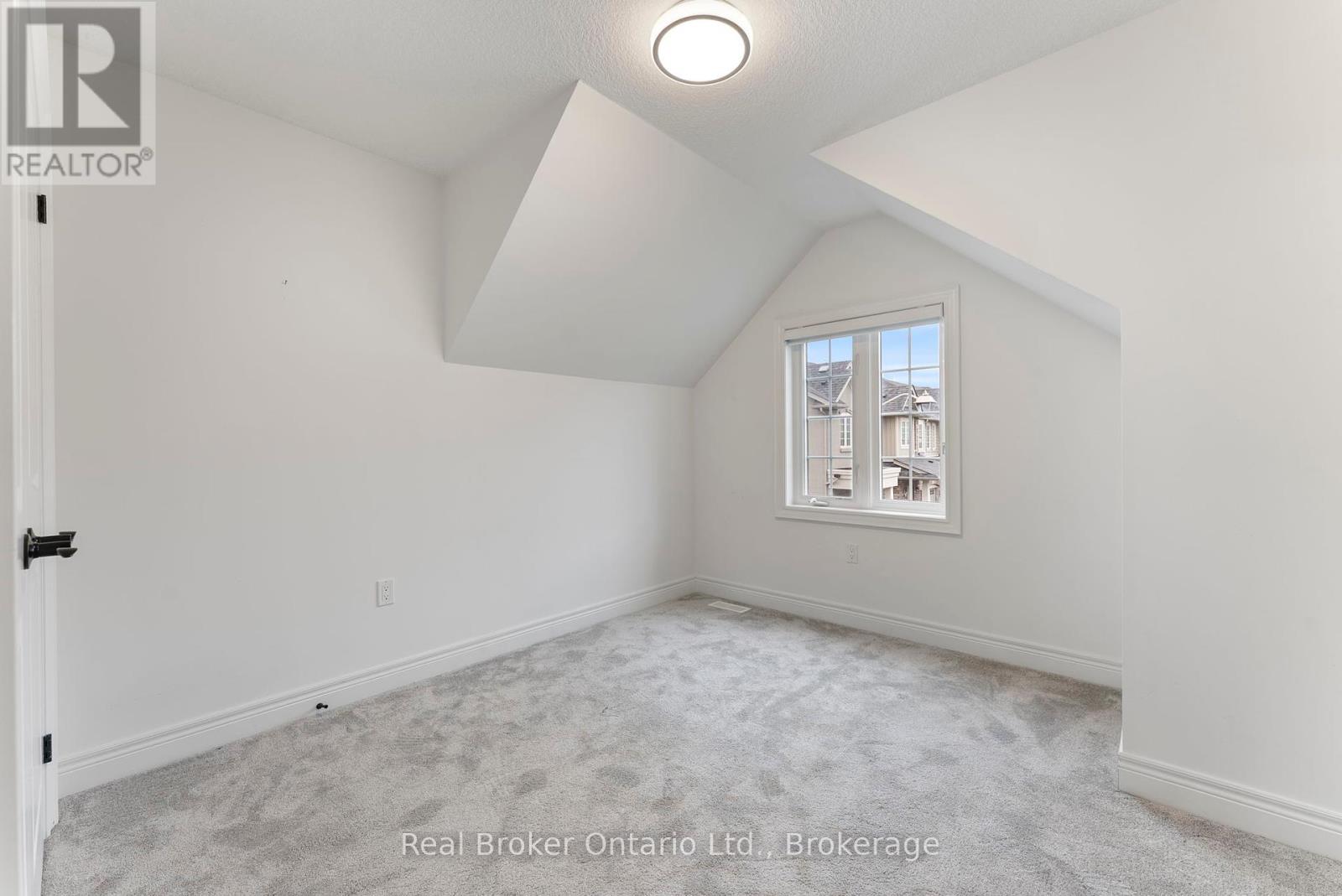 Photo 22 of 86 Dunrobin Lane, Grimsby ON