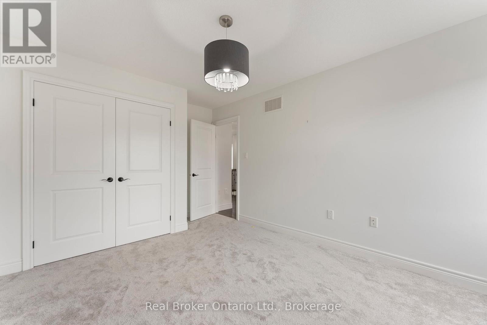 Photo 25 of 86 Dunrobin Lane, Grimsby ON