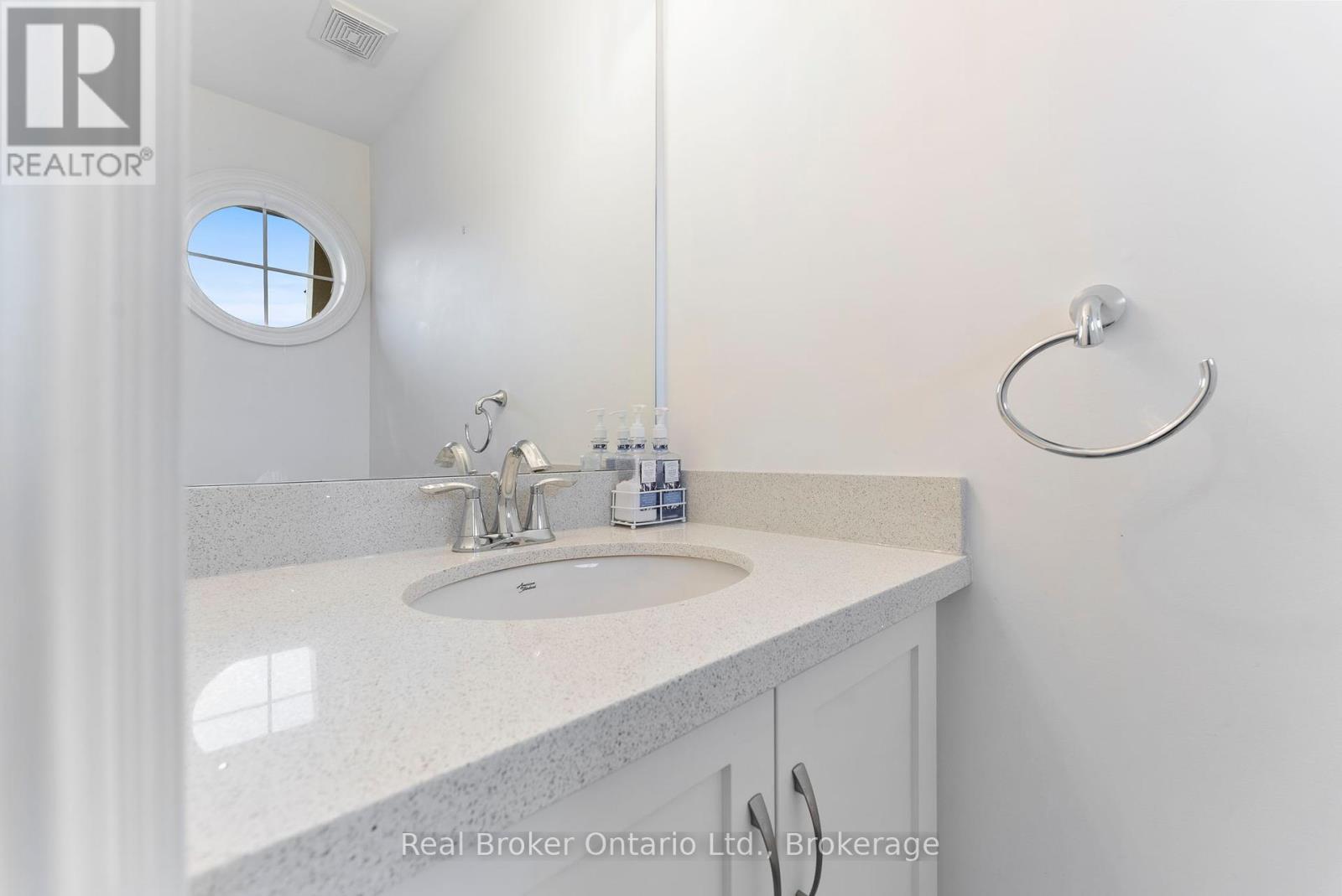 Photo 3 of 86 Dunrobin Lane, Grimsby ON