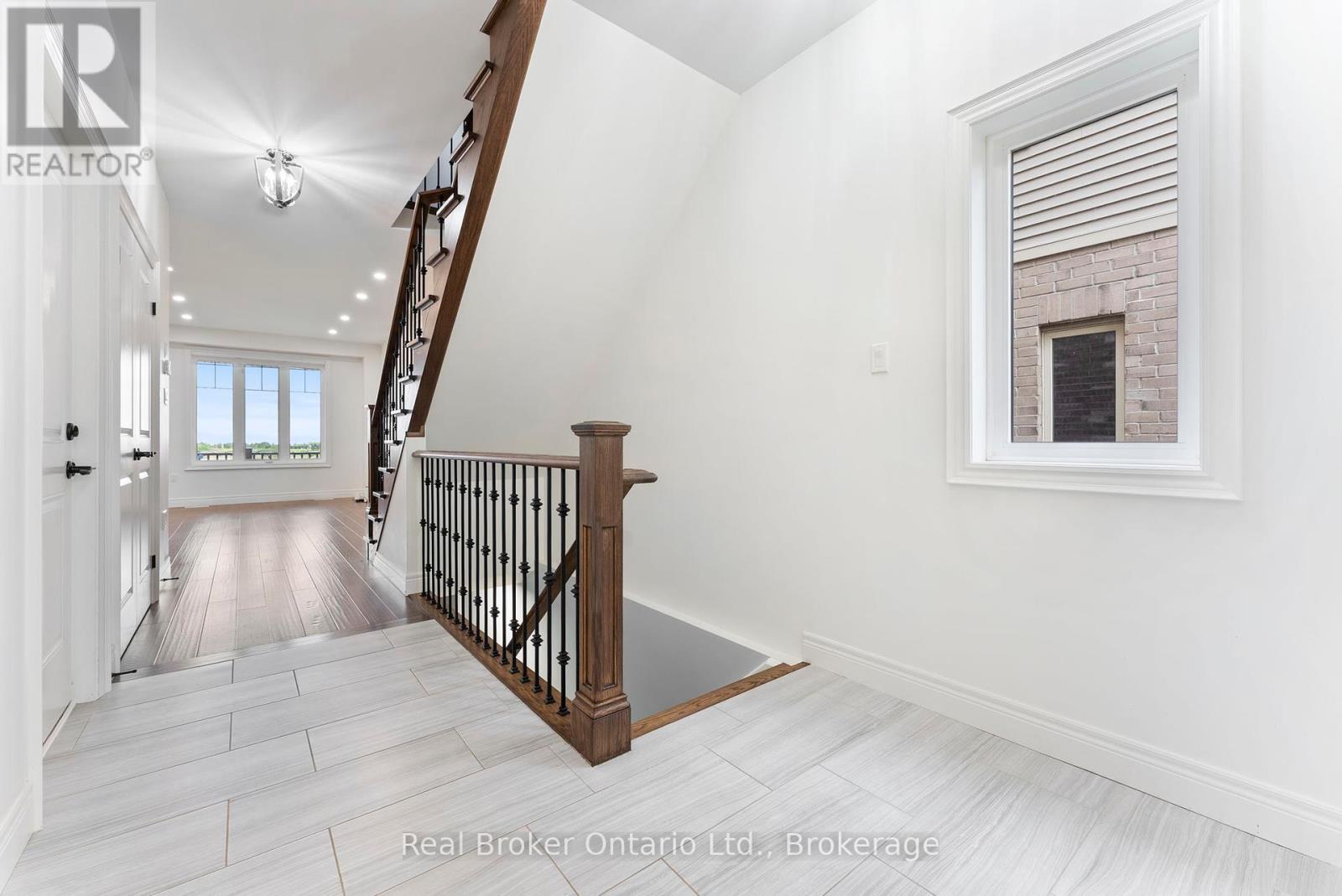 Photo 4 of 86 Dunrobin Lane, Grimsby ON