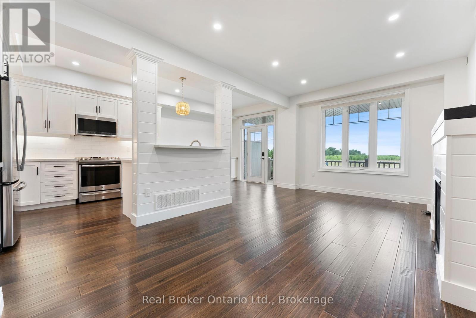 Photo 5 of 86 Dunrobin Lane, Grimsby ON