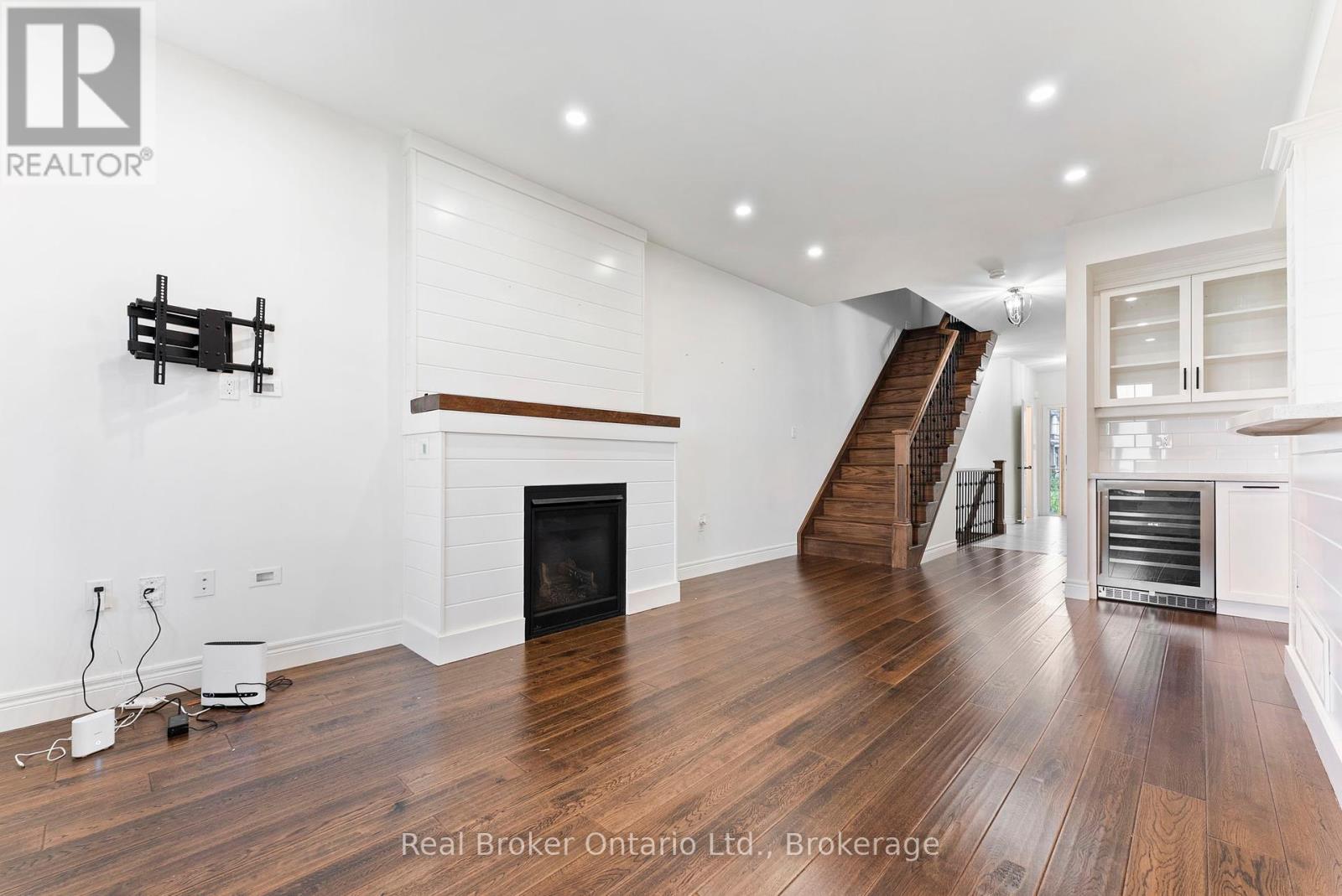 Photo 7 of 86 Dunrobin Lane, Grimsby ON