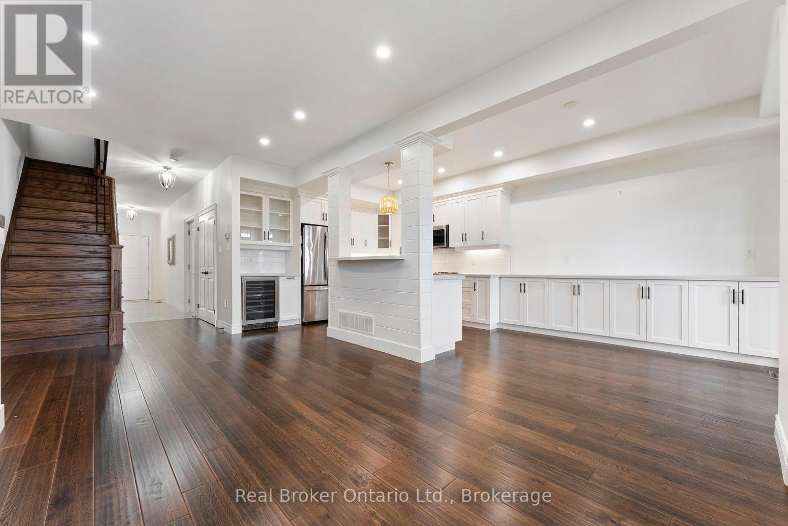 Photo 8 of 86 Dunrobin Lane, Grimsby ON