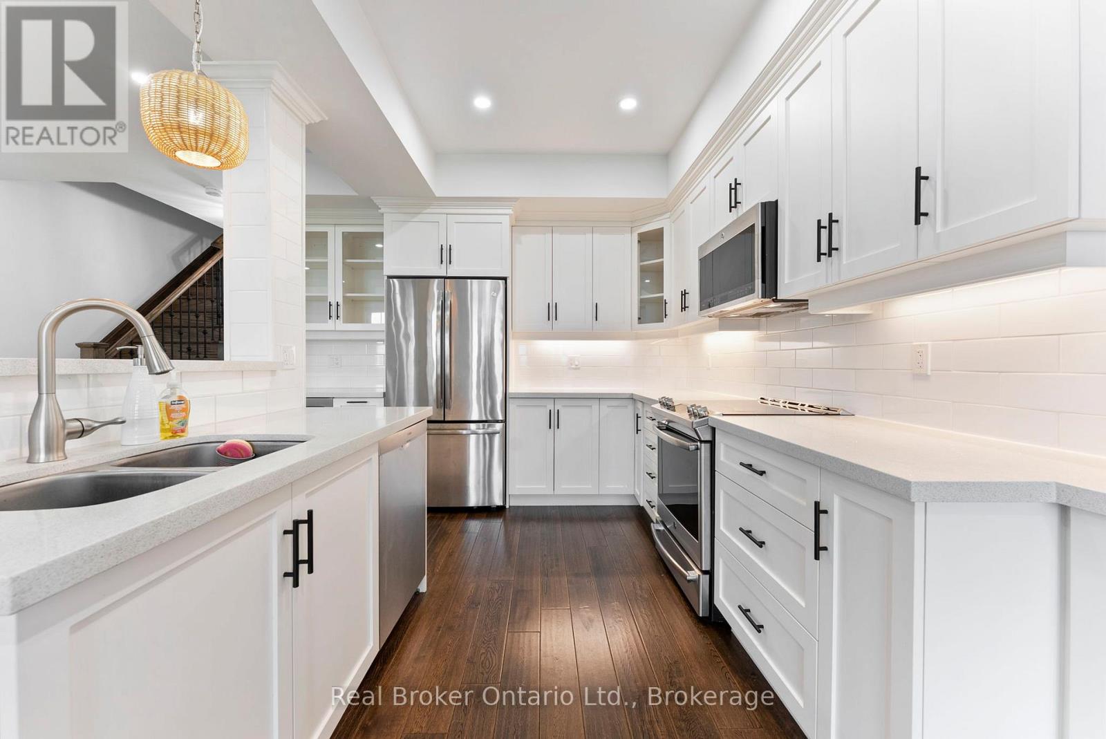Photo 9 of 86 Dunrobin Lane, Grimsby ON