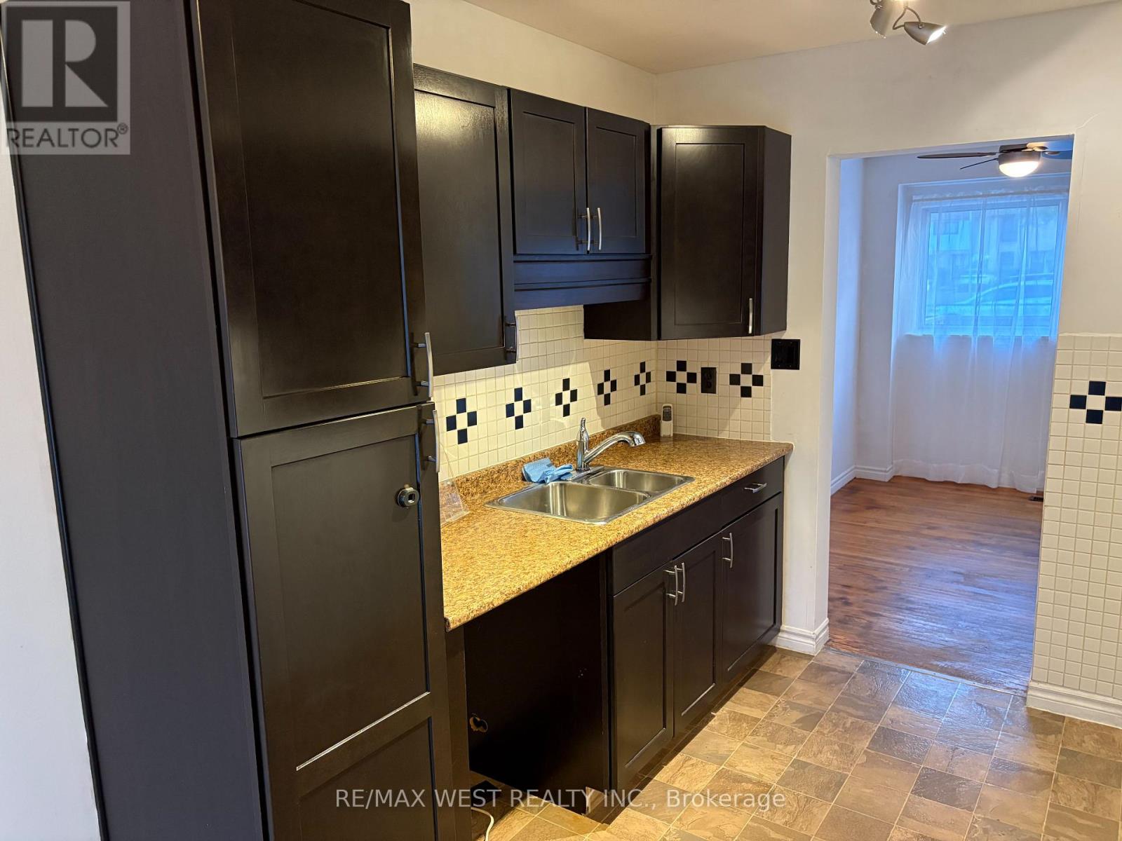 Photo 3 of 346 Fleetwood Crescent, Brampton ON