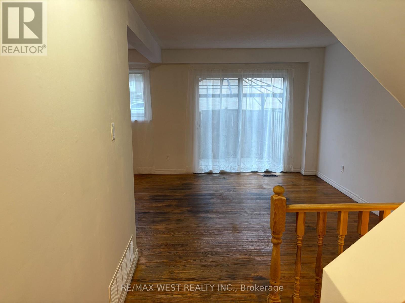 Photo 2 of 346 Fleetwood Crescent, Brampton ON