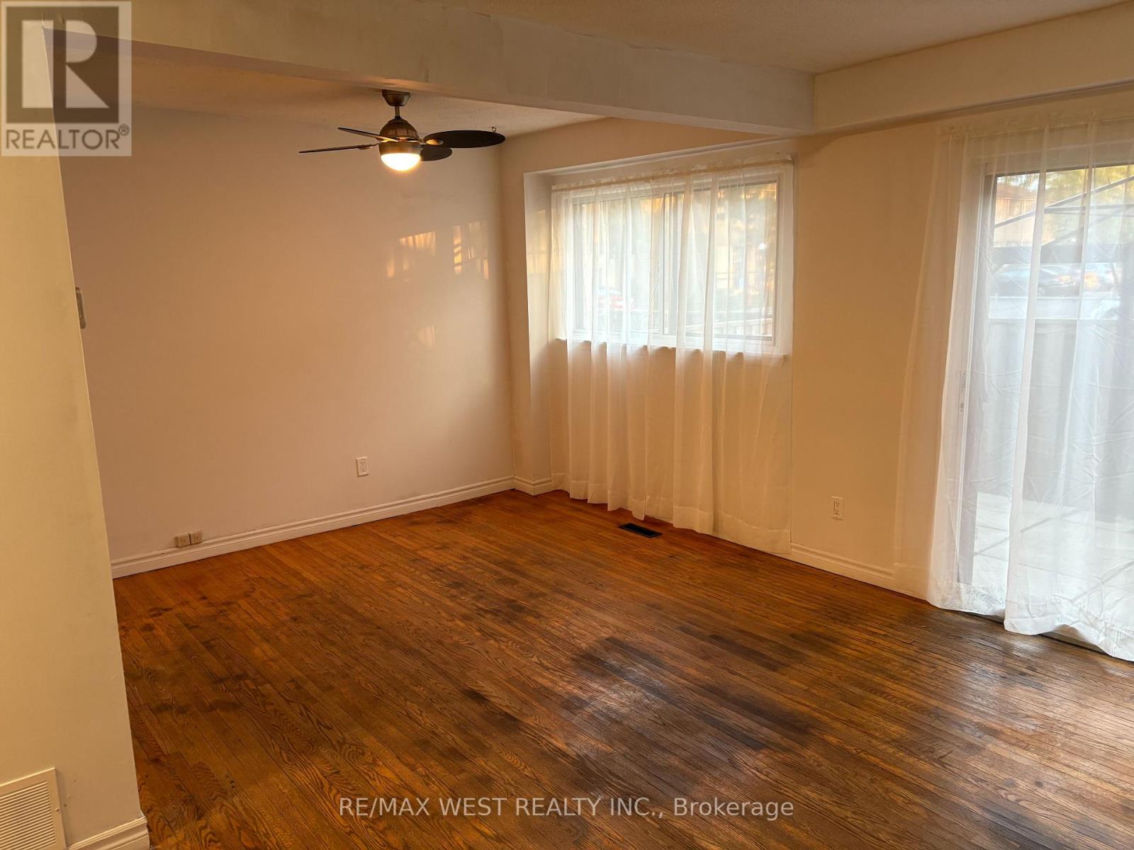 Photo 5 of 346 Fleetwood Crescent, Brampton ON