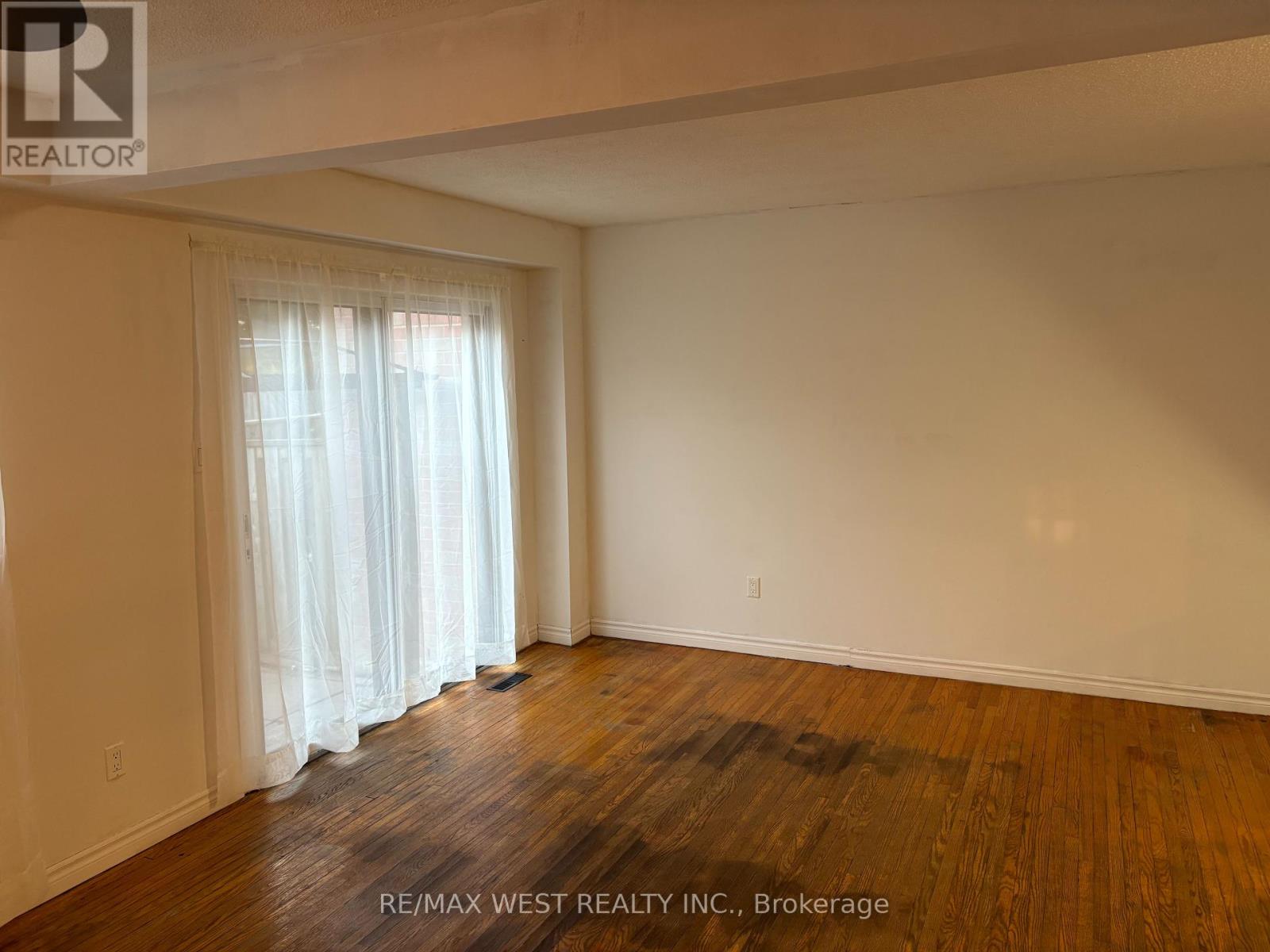 Photo 6 of 346 Fleetwood Crescent, Brampton ON