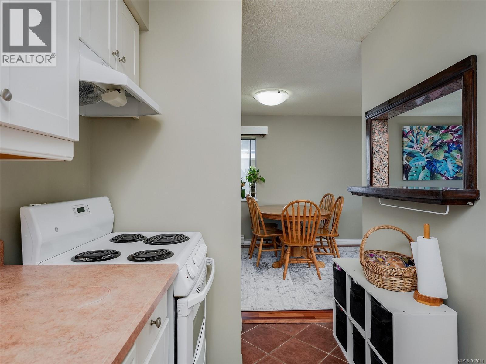 Photo 11 of 203 2747 Quadra St, Victoria BC
