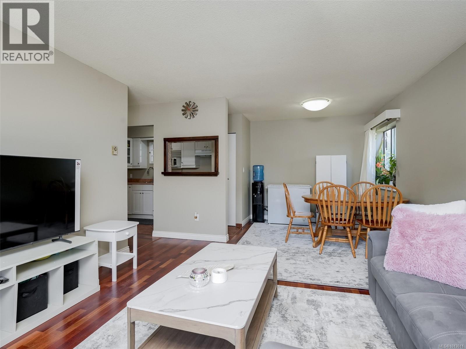 Photo 2 of 203 2747 Quadra St, Victoria BC