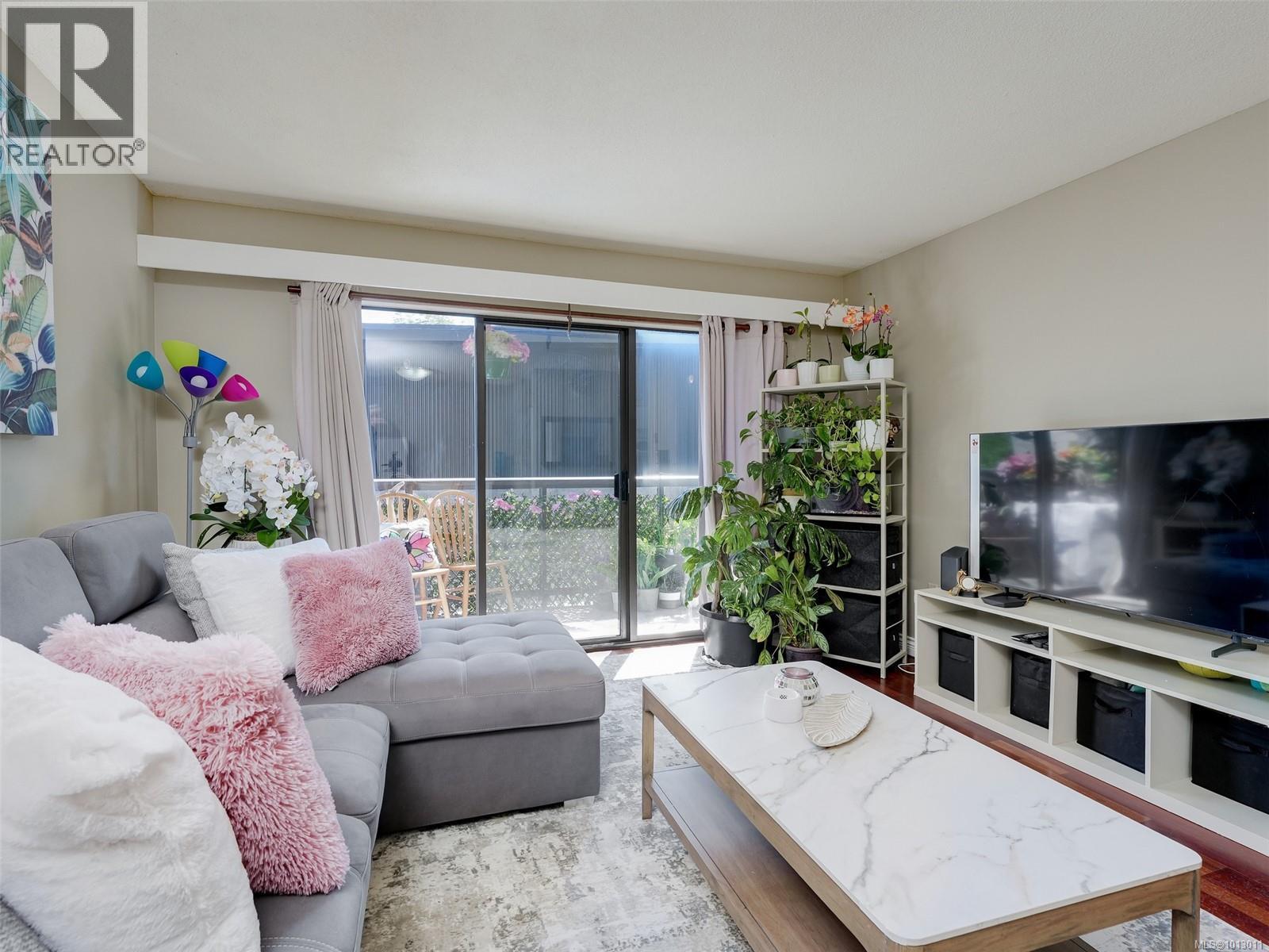 Photo 5 of 203 2747 Quadra St, Victoria BC