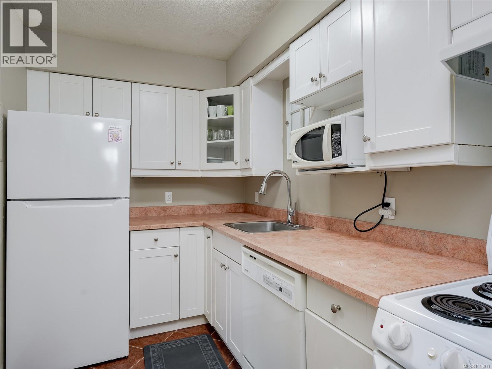 Photo 9 of 203 2747 Quadra St, Victoria BC