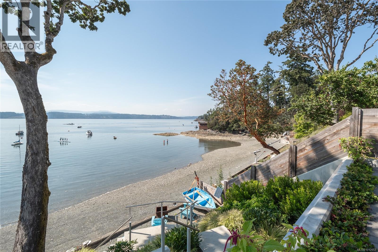 10718 Madrona Dr, North Saanich