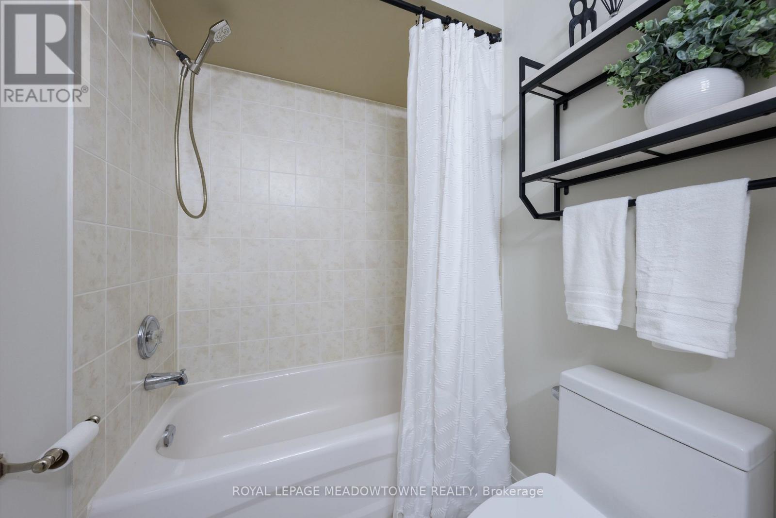 Photo 23 of 65 Browns Crescent, Halton Hills ON
