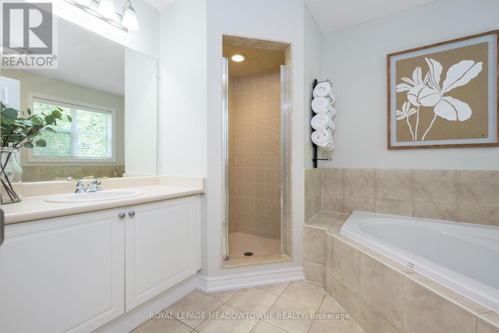 Photo 27 of 65 Browns Crescent, Halton Hills ON