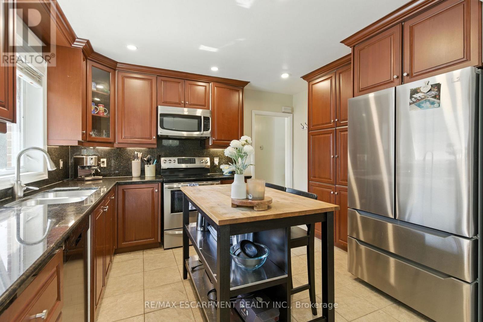 Photo 8 of 2224 Ghent Avenue, Burlington ON