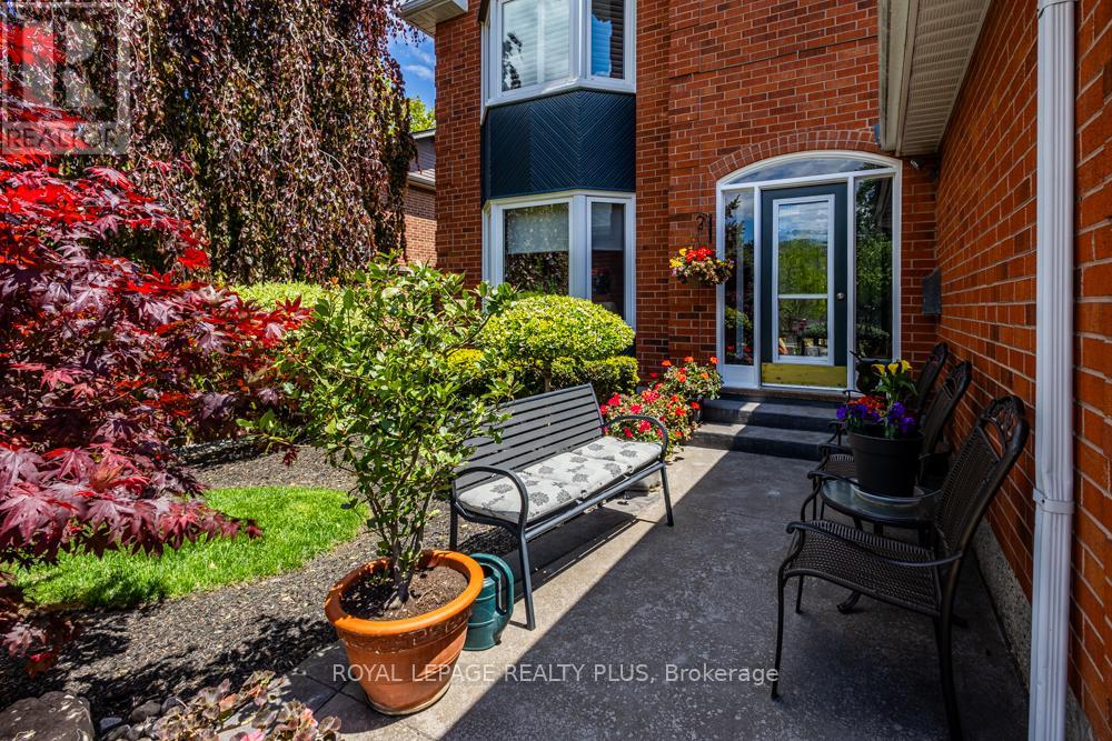 Photo 5 of 1827 Folkway Drive, Mississauga ON