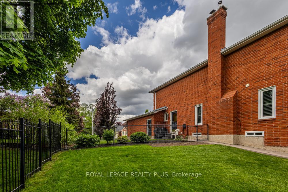 Photo 7 of 1827 Folkway Drive, Mississauga ON