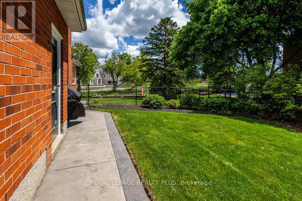 Photo 8 of 1827 Folkway Drive, Mississauga ON