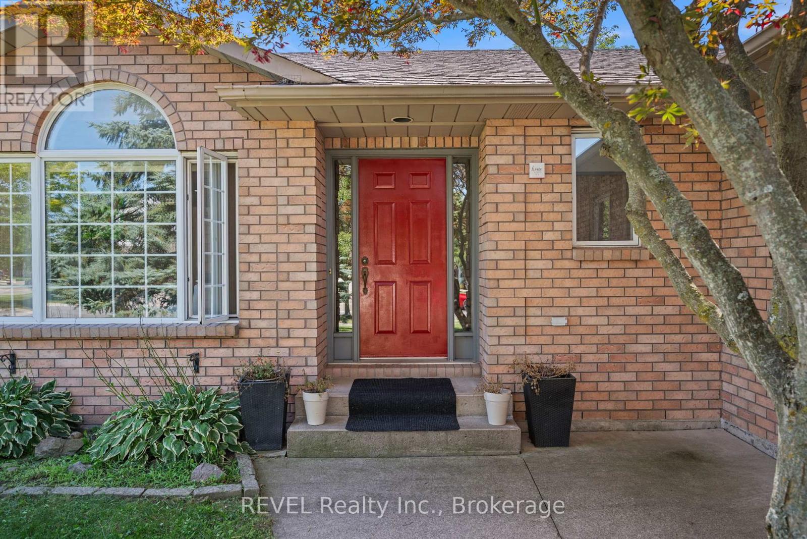 Photo 2 of 101 Wellandvale Drive, Welland ON