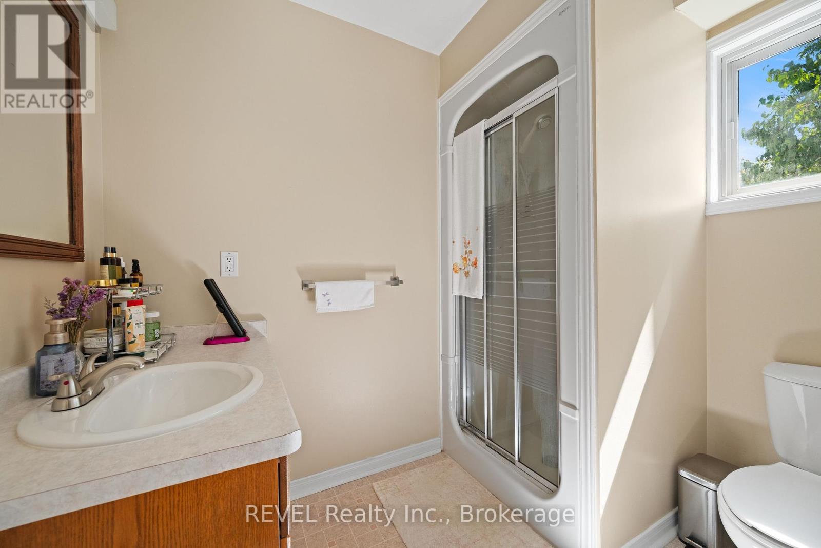 Photo 20 of 101 Wellandvale Drive, Welland ON
