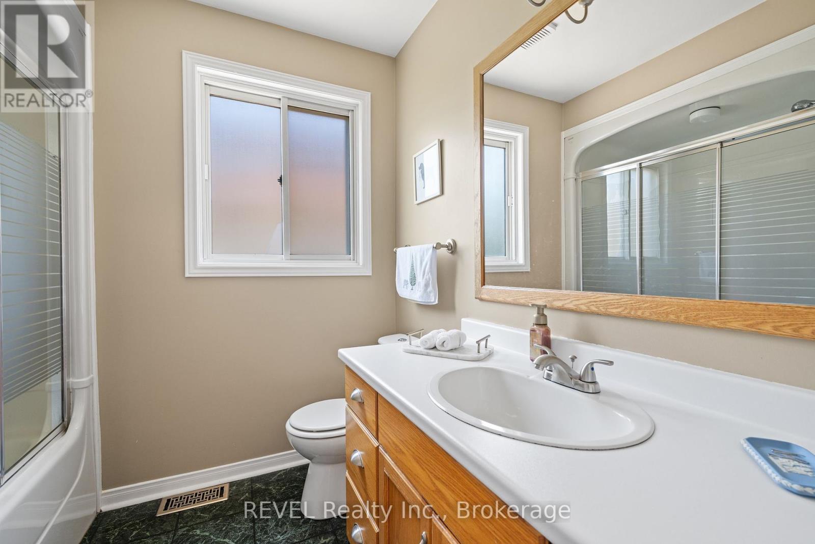 Photo 21 of 101 Wellandvale Drive, Welland ON