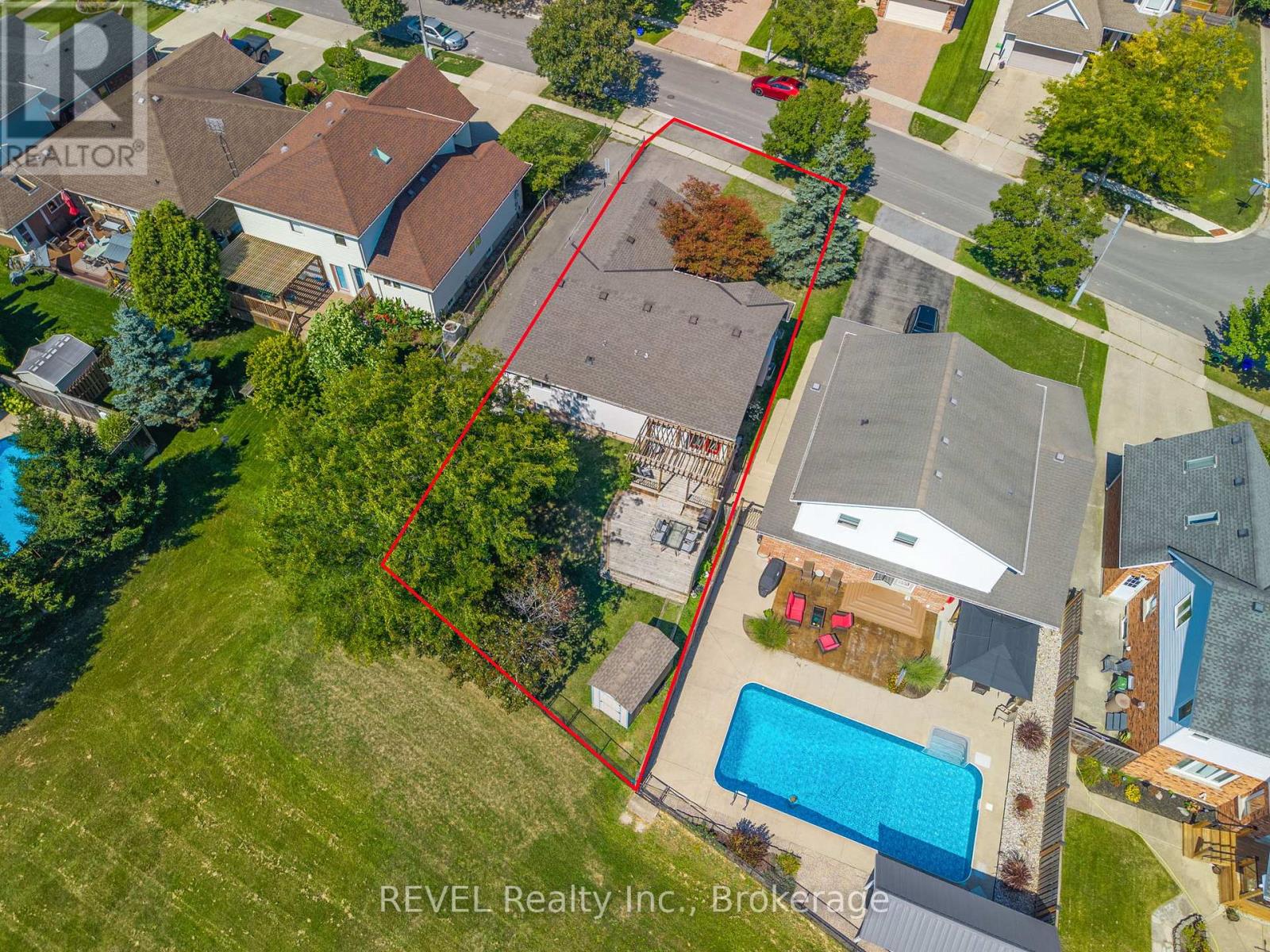 Photo 3 of 101 Wellandvale Drive, Welland ON