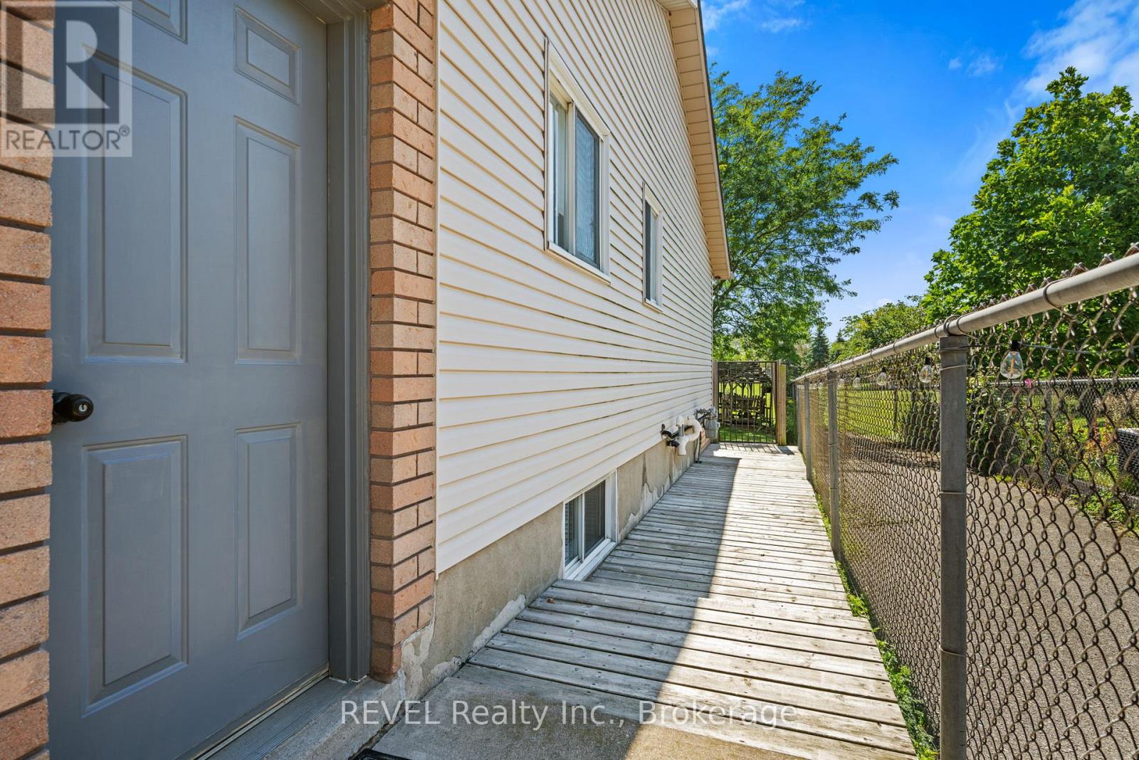 Photo 2 of Lower 101 Wellandvale Drive, Welland ON
