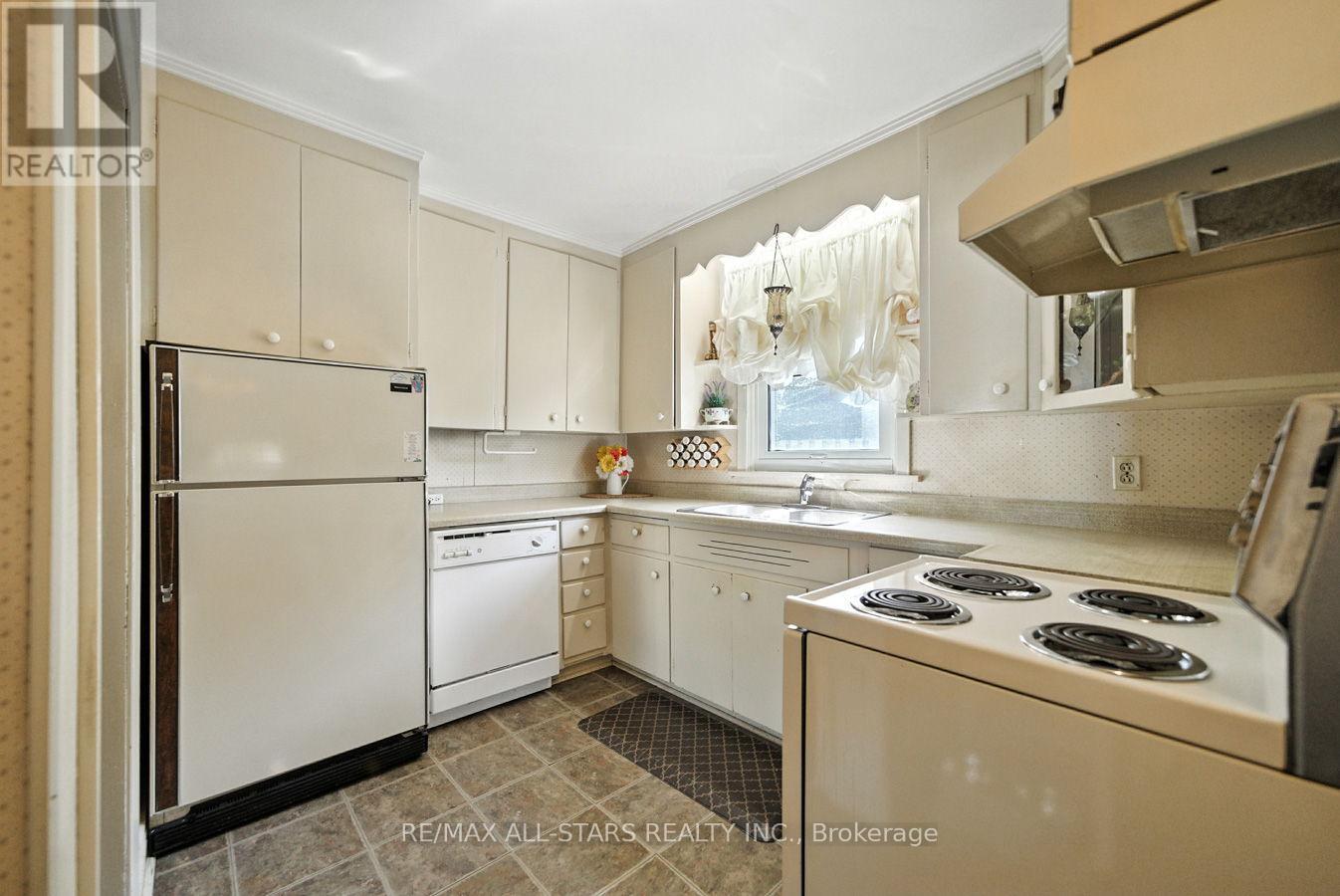 Photo 12 of 109 Sherwood Avenue, Oshawa ON