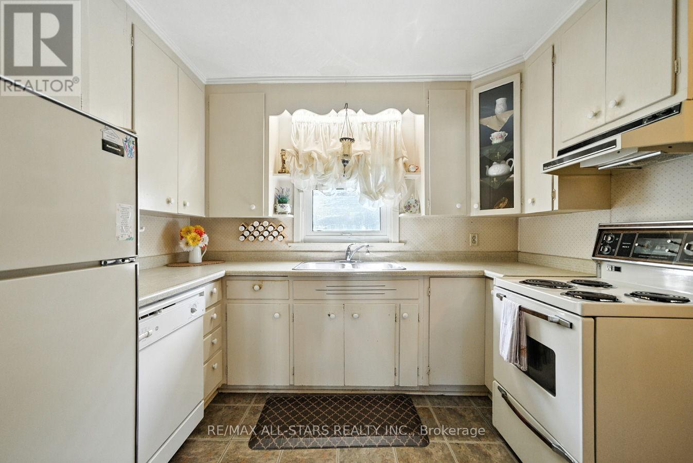 Photo 13 of 109 Sherwood Avenue, Oshawa ON